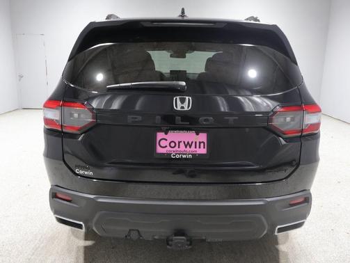 Crystal Black Pearl 2025 Honda Pilot Sport