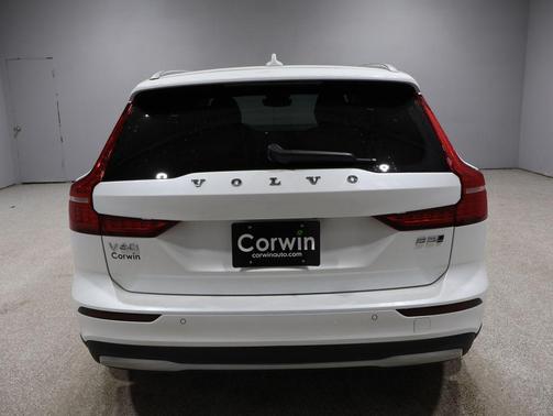 2025 Volvo V60 Cross Country Plus, B5 AWD Gas (mild hybrid)