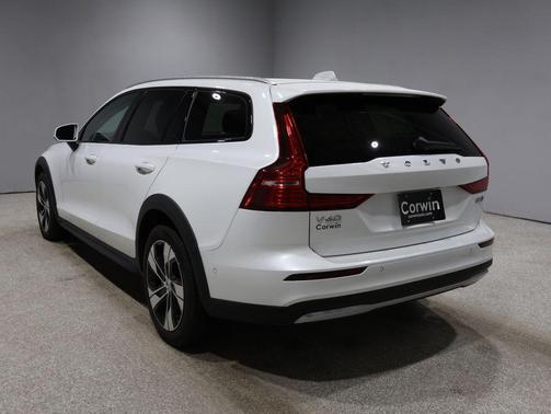 2025 Volvo V60 Cross Country Plus, B5 AWD Gas (mild hybrid)