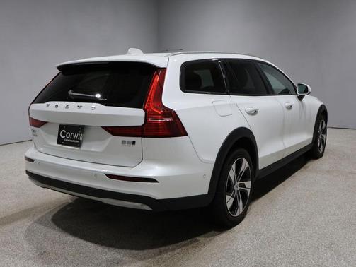 2025 Volvo V60 Cross Country Plus, B5 AWD Gas (mild hybrid)