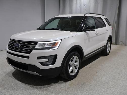 White Platinum Metallic Tri-Coat 2017 Ford Explorer XLT