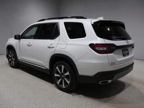 Platinum White Pearl 2024 Honda Pilot Touring 8-Passenger