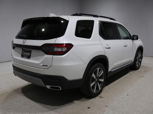 Platinum White Pearl 2024 Honda Pilot Touring 8-Passenger