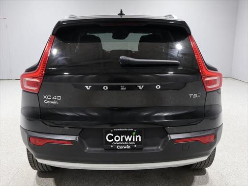 2021 Volvo XC40 T5 Momentum