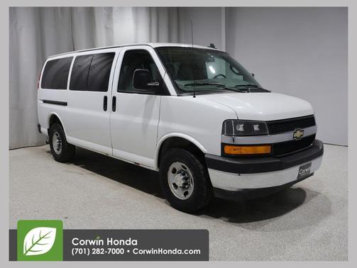 Summit White 2017 Chevrolet Express 3500 LT