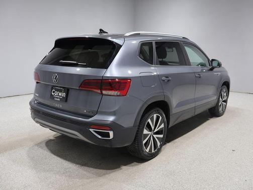 Platinum Gray Metallic 2022 Volkswagen Taos 1.5T SE