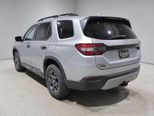 Lunar Silver 2025 Honda Pilot TrailSport