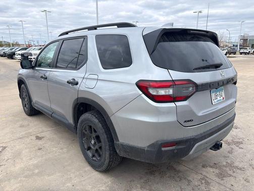 Lunar Silver 2025 Honda Pilot TrailSport
