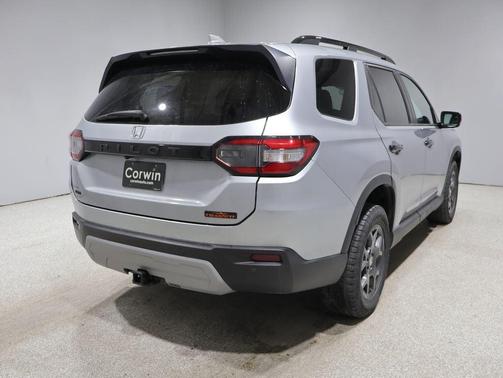Lunar Silver 2025 Honda Pilot TrailSport