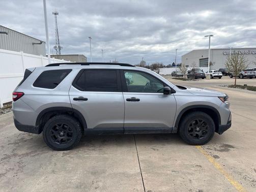 Lunar Silver 2025 Honda Pilot TrailSport
