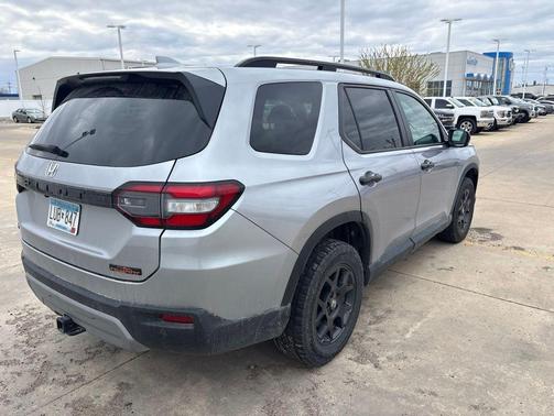 Lunar Silver 2025 Honda Pilot TrailSport