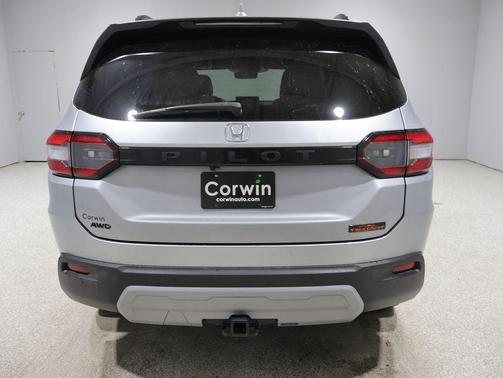 Lunar Silver 2025 Honda Pilot TrailSport