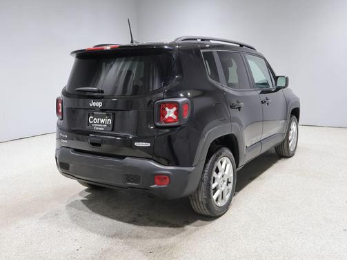 Black Clearcoat 2022 Jeep Renegade Latitude