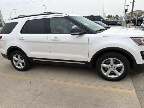 White Platinum Metallic Tri-Coat 2016 Ford Explorer XLT