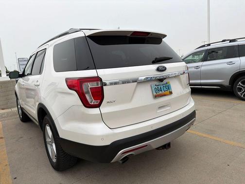 White Platinum Metallic Tri-Coat 2016 Ford Explorer XLT