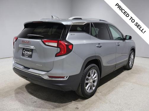 Sterling Metallic 2024 GMC Terrain SLT