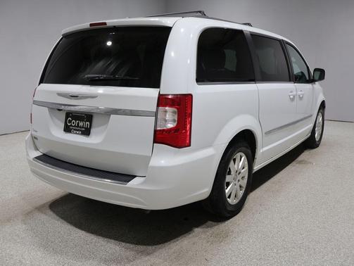Bright White Clearcoat 2016 Chrysler Town & Country Touring