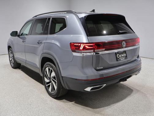 Platinum Gray Metallic 2025 Volkswagen Atlas 2.0T SE w/Technology 4MOTION