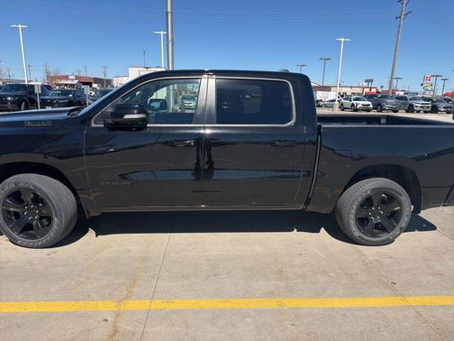 Diamond Black Crystal Pearlcoat 2022 RAM 1500 Sport