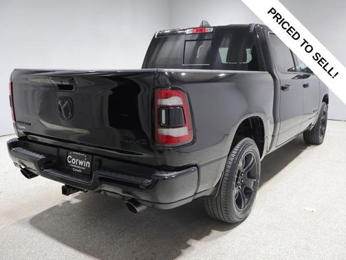 Diamond Black Crystal Pearlcoat 2022 RAM 1500 Sport