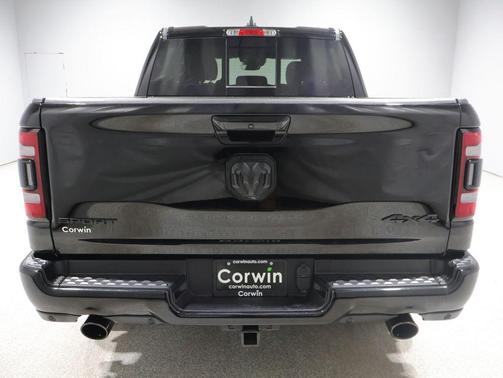 Diamond Black Crystal Pearlcoat 2022 RAM 1500 Sport