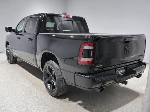 Diamond Black Crystal Pearlcoat 2022 RAM 1500 Sport