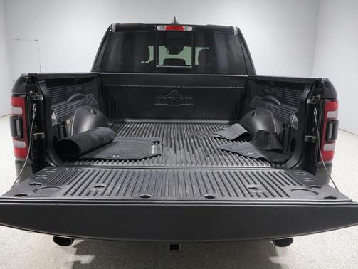 Diamond Black Crystal Pearlcoat 2022 RAM 1500 Sport