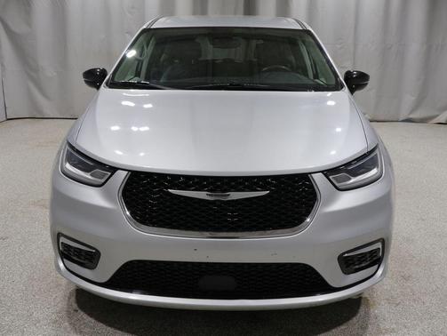 Silver Mist Clearcoat 2024 Chrysler Pacifica Touring L