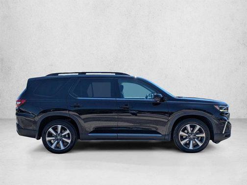 Crystal Black Pearl 2023 Honda Pilot Touring 8-Passenger