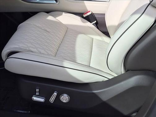 White Platinum Metallic Tri-Coat 2026 Lincoln Nautilus Black Label