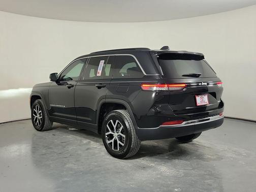 Diamond Black Crystal Pearlcoat 2025 Jeep Grand Cherokee Limited