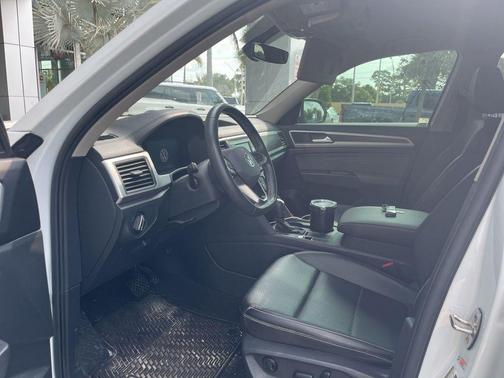 Deep Black Pearl 2022 Volkswagen Atlas 2.0T SE