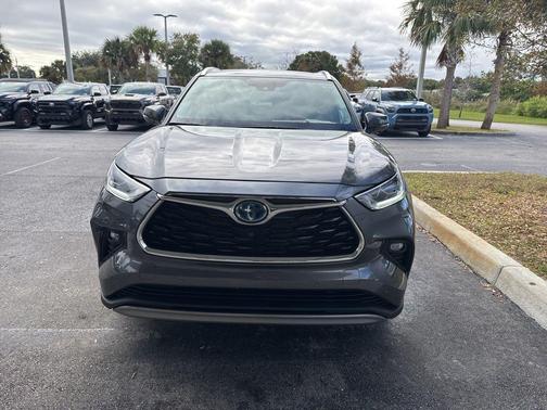 2023 Toyota Highlander Hybrid Platinum