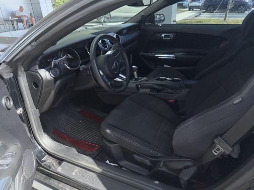 2017 Ford Mustang V6