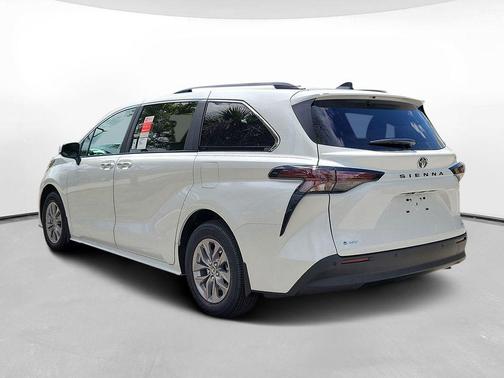 Wind Chill Pearl 2026 Toyota Sienna XLE