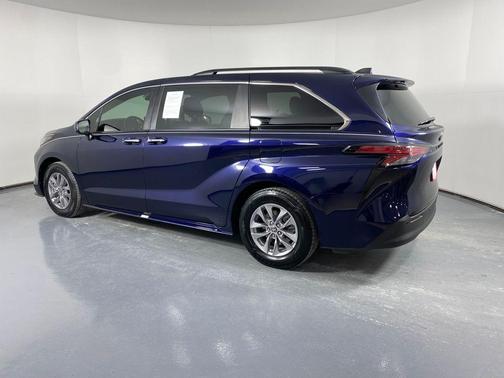 2022 Toyota Sienna XLE