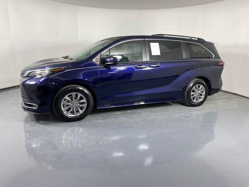 2022 Toyota Sienna XLE
