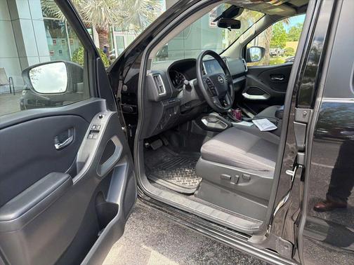 Super Black 2025 Nissan Frontier SV
