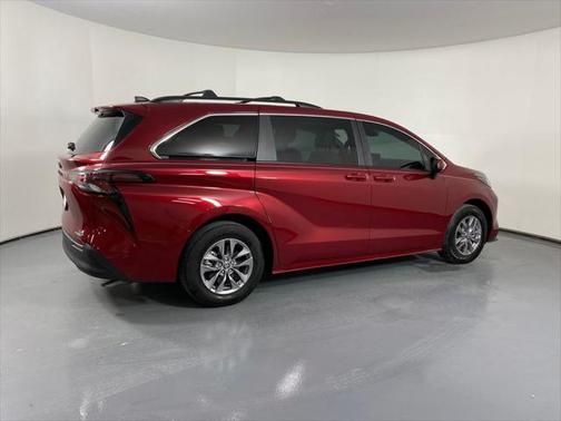 2024 Toyota Sienna LE