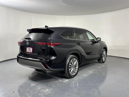 Midnight Black Metallic 2025 Toyota Highlander Hybrid Platinum