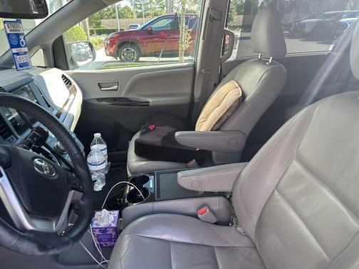 2017 Toyota Sienna XLE