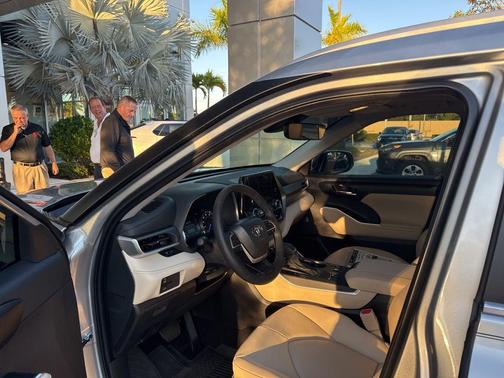 2025 Toyota Highlander Hybrid XLE