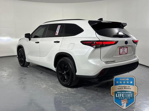Wind Chill Pearl 2024 Toyota Highlander Hybrid XLE