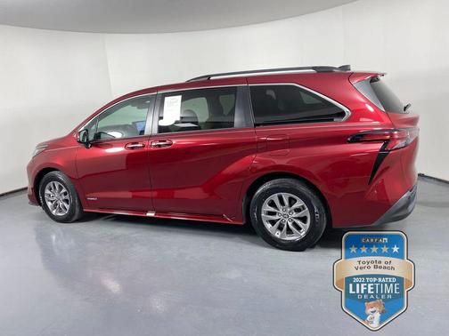 2021 Toyota Sienna XLE 8 Passenger