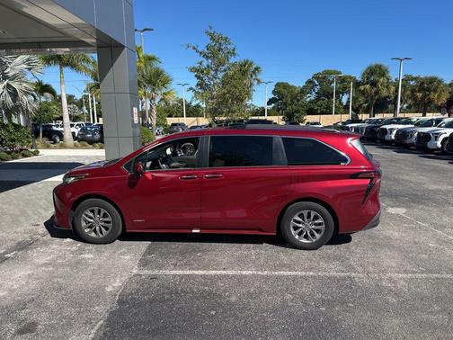 2021 Toyota Sienna XLE 8 Passenger