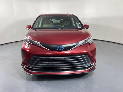 2021 Toyota Sienna XLE 8 Passenger