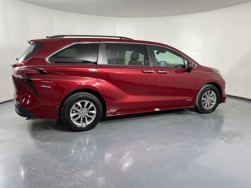 2021 Toyota Sienna XLE 8 Passenger