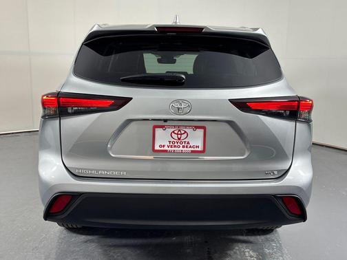 Celestial Silver Metallic 2024 Toyota Highlander XLE