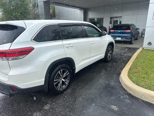 Blizzard Pearl 2017 Toyota Highlander LE
