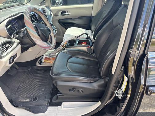 Brilliant Black Crystal Pearlcoat 2018 Chrysler Pacifica Limited